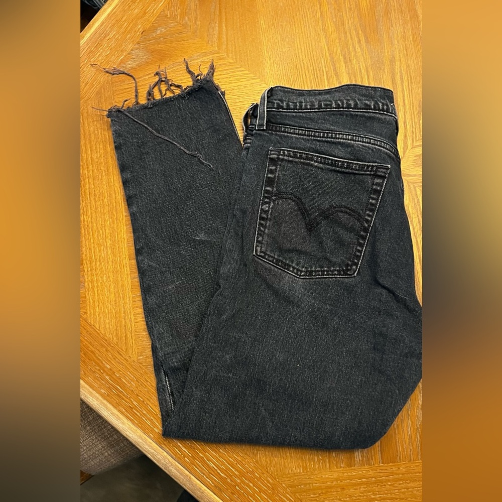 Levi’s Wedgie Cropped Raw Hem Ankle Jeans